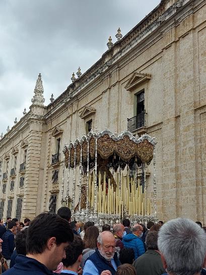 Salida de la Hermandad de los Estudiantes en la Semana Santa Sevillana - Alquiansa