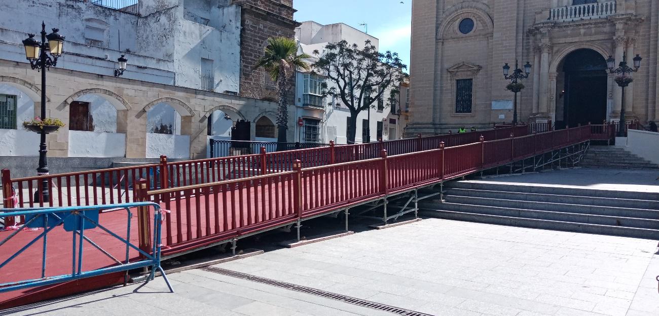 Montaje de la rampa para la salida procesional en Chiclana de la Frontera - Alquiansa