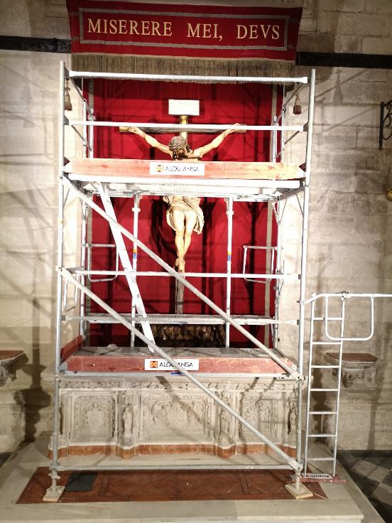 Un pequeño andamio para la restauración del Cristo de la Clemencia - Alquiansa