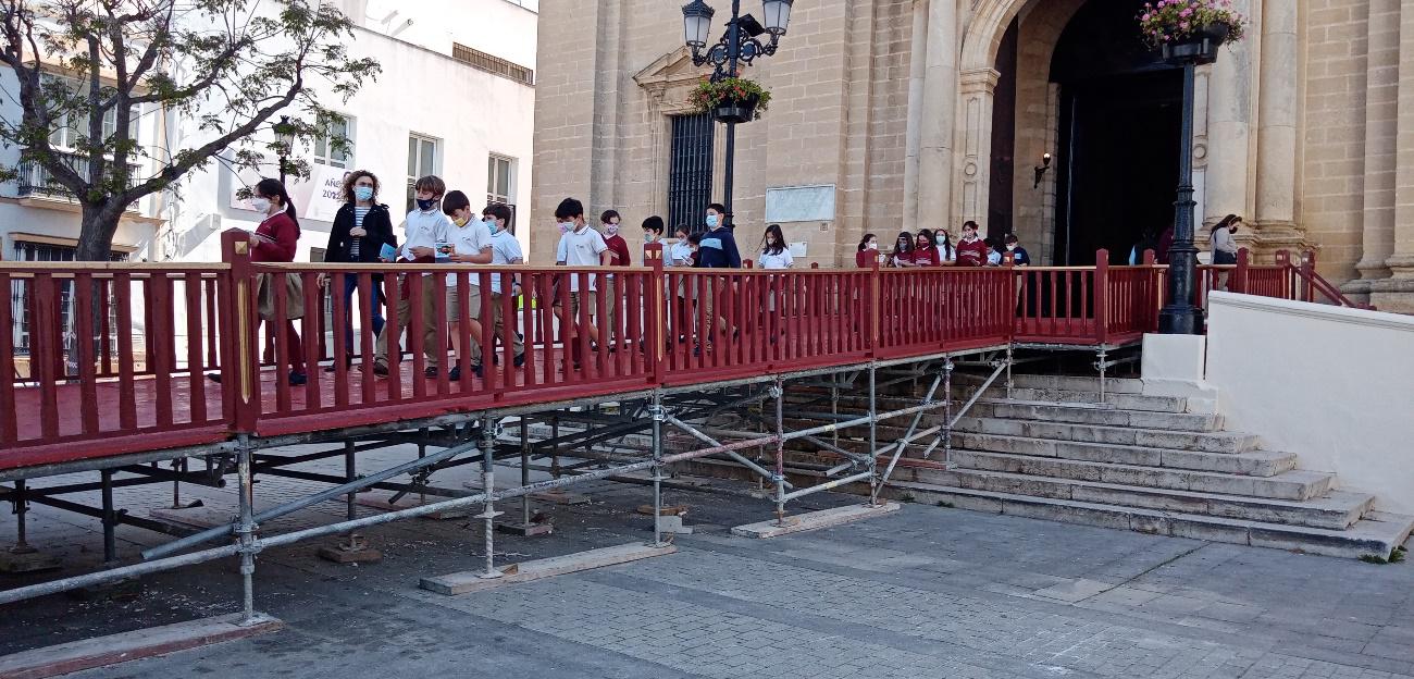 Montaje de la rampa para la salida procesional en Chiclana de la Frontera - Alquiansa
