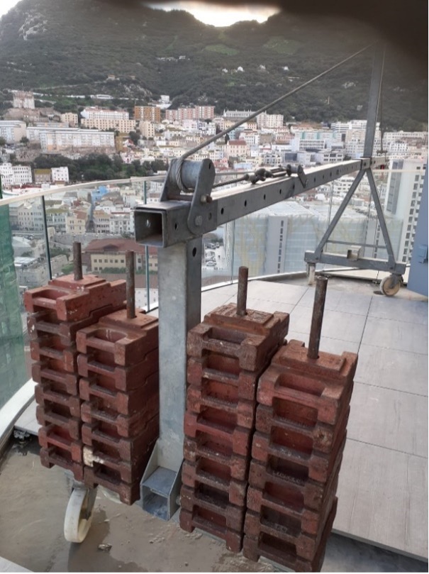 Montaje de andamios colgantes motorizados en el edificio Eurocity de Gibraltar - Alquiansa