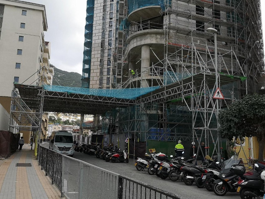 Montaje de andamios colgantes motorizados en el edificio Eurocity de Gibraltar - Alquiansa