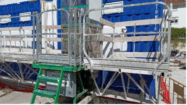 Plataformas de mástil para el montaje de un edificio de contenedores en Gibraltar - Alquiansa