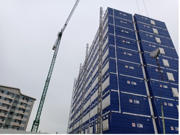 Plataformas de mástil para el montaje de un edificio de contenedores en Gibraltar - Alquiansa