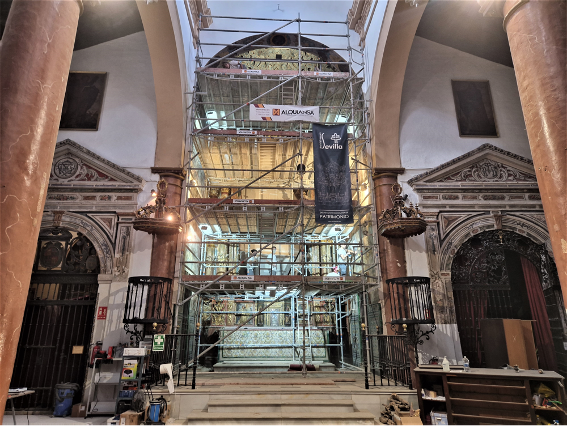 Andamio para la restauración del retablo mayor de la iglesia de Santiago de Sevilla - Alquiansa