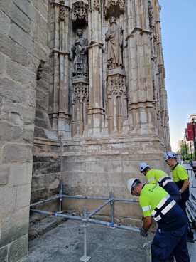 Bajada de la escultura de San Lorenzo, Puerta Asunción, Catedral de Sevilla - Alquiansa
