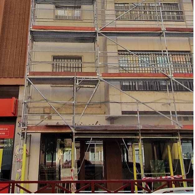 Andamio para la rehabilitación de las fachadas de un edificio en una zona residencial - Alquiansa